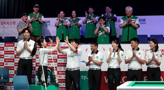 입장하는 하나카드 선수단 [PBA 제공. 재판매 및 DB 금지]