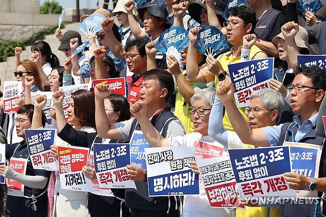 노조법 2·3조 후퇴 반대, 즉각 개정 촉구 (서울=연합뉴스) 김주성 기자 = 진보당 국회의원과 민주노총 조합원들이 25일 서울 여의도 국회에서 '노란봉투법(노조법 2·3조 개정안)'의 조속한 국회 통과와 시행을 요구하는 농성을 시작하며 기자회견을 하고 있다. 2025.7.25 utzza@yna.co.kr