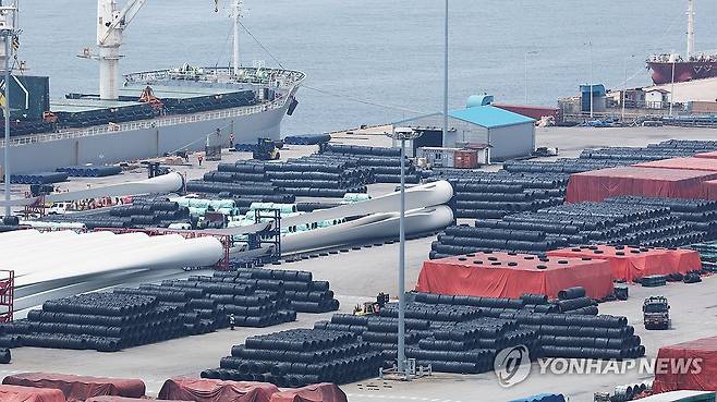 평택항에 쌓여 있는 철강 제품 (평택=연합뉴스) 홍기원 기자 = 도널드 트럼프 미국 대통령이 한국시간으로 8일 새벽 1시부터 무역 상대국들에 소위 '상호관세'의 세율이 적힌 서한을 순차적으로 보내겠다고 밝혔다.  사진은 7일 경기도 평택항에 철강 제품이 쌓여 있는 모습. 2025.7.7 xanadu@yna.co.kr