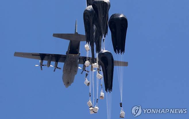 27일(현지시간) 가자지구 북부에 구호품이 공중 투하되는 모습.[UPI=연합뉴스. 재판매 및 DB 금지]