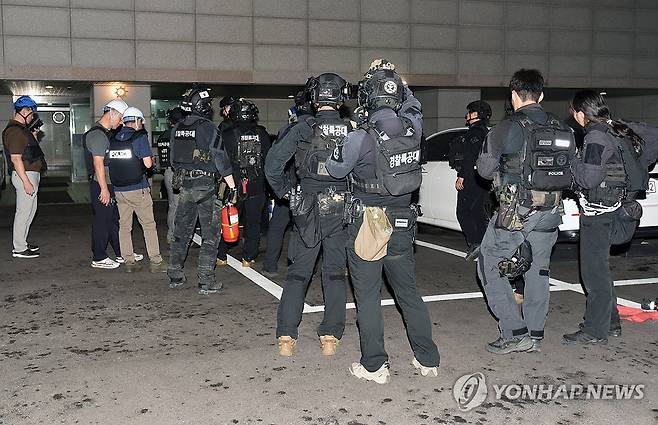 '인천 사제총기 사건' 피의자 자택 수색하는 경찰 (서울=연합뉴스) 지난 21일 인천 송도국제도시 아파트에서 60대 남성이 아들을 사제총기로 살해한 뒤 체포됐다. 경찰이 21일 집에 폭발물을 설치했다는 피의자 진술을 토대로 서울 도봉구 피의자 자택을 수색하고 있다. 2025.7.23 [서울소방재난본부 제공. 재판매 및 DB 금지] photo@yna.co.kr