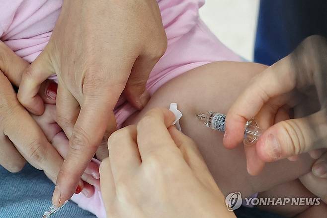 독감 백신 1회 접종 대상 어린이·임산부 무료 접종 시작 (서울=연합뉴스) 신현우 기자 = 인플루엔자(독감) 백신 1회 접종 대상 어린이와 임신부에 대한 무료 접종이 시작된 2일 오후 서울 성북우리아이들병원에서 아기가 독감 예방 접종을 받고 있다. 2024.10.2 nowwego@yna.co.kr