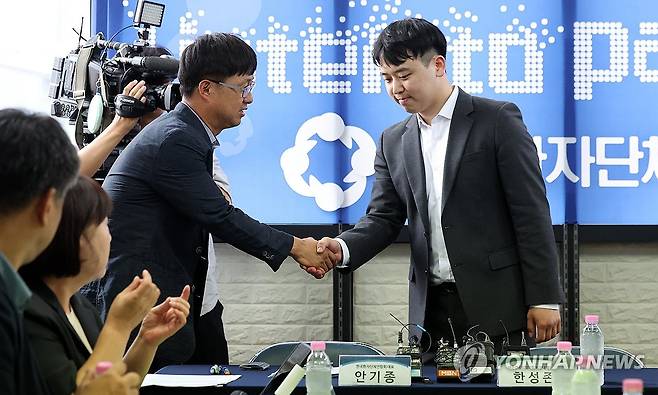 악수하는 전공의단체와 환자단체 대표 (서울=연합뉴스) 서명곤 기자 = 한성존 대한전공의협의회 비상대책위원장이 28일 서울 영등포구 한국환자단체연합회 사무실을 방문해  안기종 대표와 악수하고 있다. 2025.7.28 [공동취재] seephoto@yna.co.kr