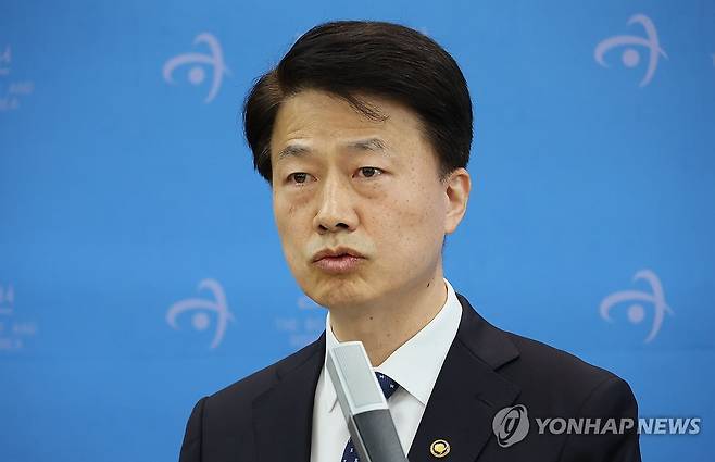지난해 12월 긴급 브리핑하는 최달영 사무총장 (서울=연합뉴스) 이정훈 기자 = 감사원 최달영 사무총장이 2일 서울 종로구 감사원에서 긴급 브리핑을 열고 더불어민주당의 최재해 감사원장 탄핵 추진에 대한 입장을 밝히고 있다. 2024.12.2 uwg806@yna.co.kr