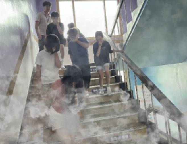 대피 훈련하는 초등학생들 [강원특별자치도소방본부 제공. 재판매 및 DB 금지]
