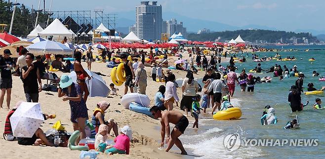 피서객 북적이는 경포해수욕장 [연합뉴스 자료사진]