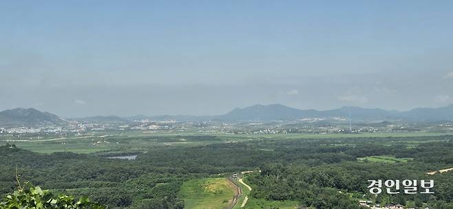 도라산전망대서 본 개성공단(왼쪽)과 북한 기정동마을 인공기(오른쪽). 2025.7.27 파주/이종태기자 dolsaem@kyeongin.com