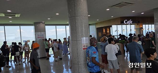 도라산 전망대 3층 카페에 가득찬 외국인 관광객들. 2025.7.27 파주/이종태기자 dolsaem@kyeongin.com
