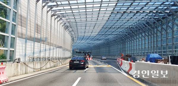 임시개통한 국도 47호선 우회도로 중 안양방향-서울방향 차로 전환지점의 모습. 31일 전 노선 서울방향 차로를 사용하게 되면 급격한 차선 변화가 사라져 안전이 확보될 것으로 기대된다. 2025.7.29 과천/박상일기자 metro@kyeongin.com