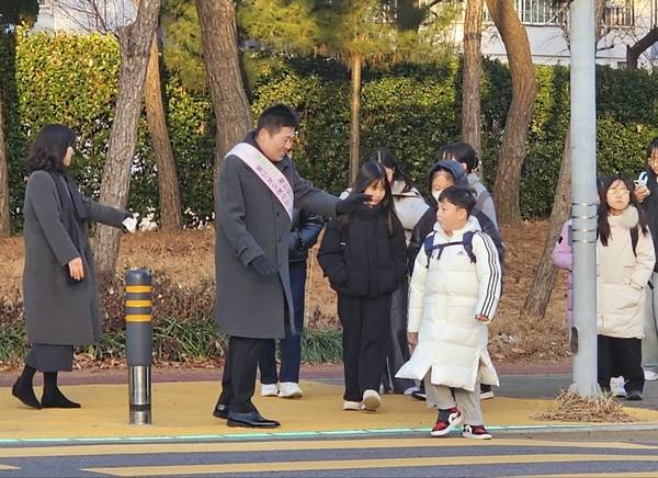 김정헌 중구청장이 지난해 12월 삼목초등학교 앞에서 교통안전 캠페인을 하며 아이들과 인사하고 있다. /중구 제공