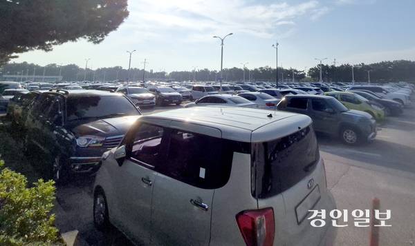 본격적인 휴가철이 시작되면서 인천국제공항에 주차 전쟁이 벌어지고 있다. 지난 26일 오전 인천공항 제1여객터미널 장기주차장에 차량들이 빼곡히 주차돼 있다. 2025.7.26 /김주엽기자 kjy86@kyeongin.com