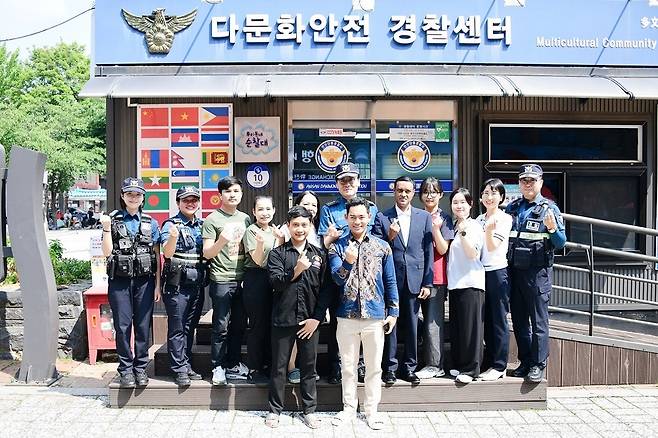 ▲ 안산단원경찰서 이강석(뒷줄 가운데) 서장이 다문화안전 경찰센터에서 경찰관·민간통역 자원봉사자들과 함께 기념 사진을 촬영하고 있다./사진제공=안산 단원경찰서