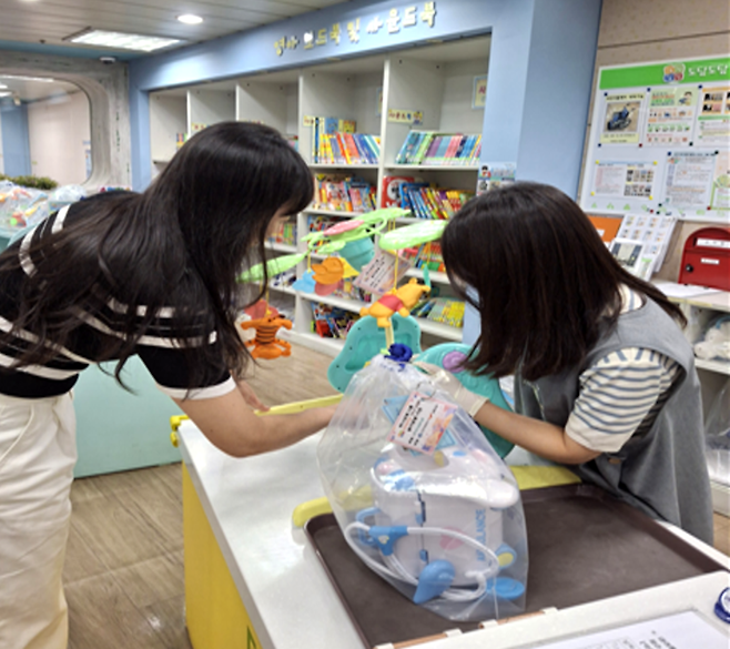 ▲ 인천시 도담도담 장난감 월드에서 장난감 상태를 살펴보고 있다. /사진제공=인천시