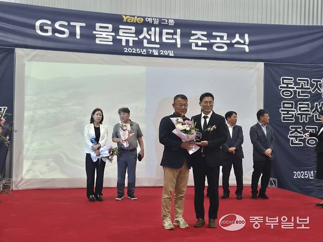 김연태 (주)삼한엔지니어링 대표(왼쪽)가 GST동곤지암물류센터 건설에 기여한 공로로 이근재 예일그룹 회장으로부터 감사패를 수상한 후 기념촬영을 하고 있다. 사진=김규철기자