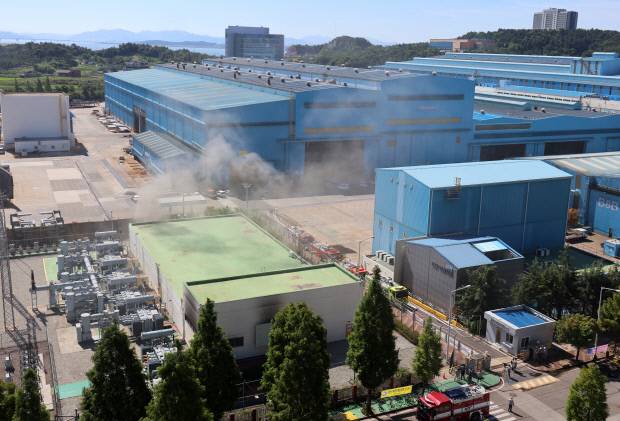 29일 전남 영암군 HD현대삼호 지하공동구에서 화재 연기가 뿜어져 나오고 있다. 연합뉴스