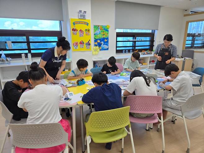 전남 무안군 다함께돌봄센터 4호점에서 일시 돌봄 서비스를 받고 있는 어린이들. /무안군 제공