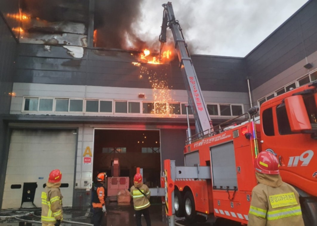 무인파괴방수차 진화 모습 /전북특별자치도소방본부