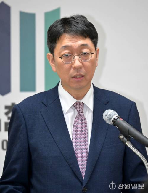 춘천지방검찰청 제73대 이응철 검사장 취임식이 29일 춘천지검 대회의실에서 열려 이 검사장이 취임사를 하고 있다. 박승선기자