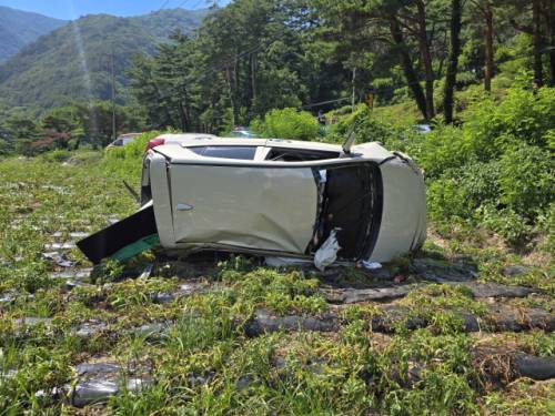 ◇29일 오후 2시29분께 정선군 여량면의 한 농어촌도로에서 A(73)씨가 운전하던 소형 승용차가 밭으로 굴러떨어졌다. 이 사고로 A씨가 부상을 입고 인근 병원에 이송됐다.