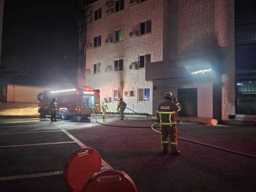 ◇29일 새벽 3시11분께 원주시 태장동의 한 모텔 1층 객실에서 화재가 발생, 20㎡ 규모 객실 일부를 태우고 출동한 소방대에 의해 22분만에 진화됐다.