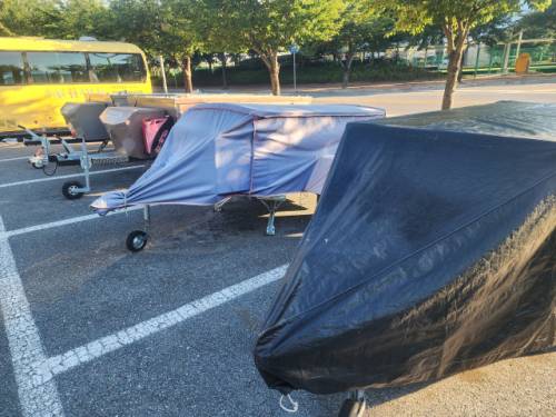 29일 찾은 스포츠파크 공영주차장에 다수의 카트형 보트 트레일러가 주차돼 있다.