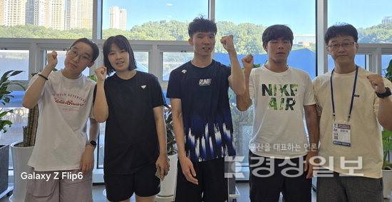 ▲ 울산 북구청 장애인수영부가 제23회 수원특례시장배 전국장애인수영대회에서 금메달 2개, 은메달 2개, 동메달 3개를 획득했다. 왼쪽부터 이재은·김영서·강성호·오영준 선수와 이상섭 감독. 울산 북구청 제공
