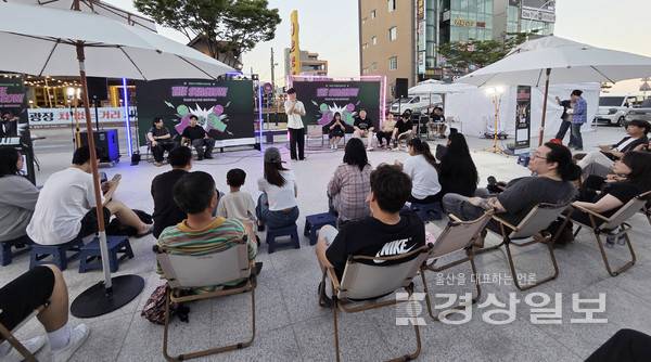 울산 동구가 지역특화 청년 사업으로 추진하는 일삶힐링 버스킹 공연 지원사업 'THE STAGE ON'이 지난 28일부터 동구 일산청년광장에서 시작됐다. 울산 동구청 제공