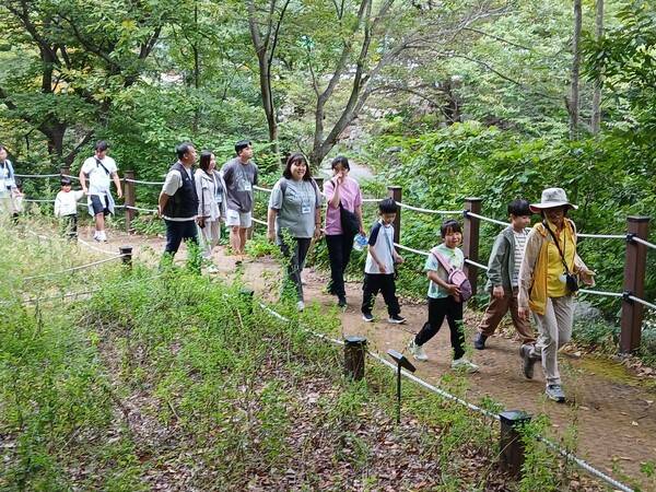 경상남도환경재단 천지삐까리 여행 참가자들이 표충사 계곡에서 생태체험을 하고 있다. /경상남도환경재단