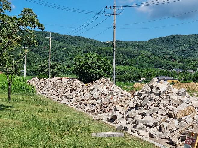 경주환경운동연합이 APEC 정상회의를 앞두고 불필요한 도로 정비를 즉각 중단 요구했다. 사진은 도로 공사로 인한 폐기물 이 방치돼 논란을 빚고 있다./황성호 기자