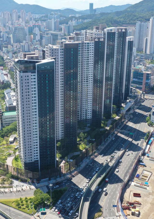 대우건설이 부산 남구 ‘더 비치 푸르지오 써밋’ 아파트 전 세대에 대지권 가압류를 걸어 분양을 받은 입주자들의 재산권 행사 피해가 속출하고 있다. 정종회 기자 jjh@