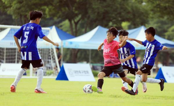 'I-LEAGUE 여름축구축제'에서 유소년들이 볼 다툼을 벌이고 있다. 구미시