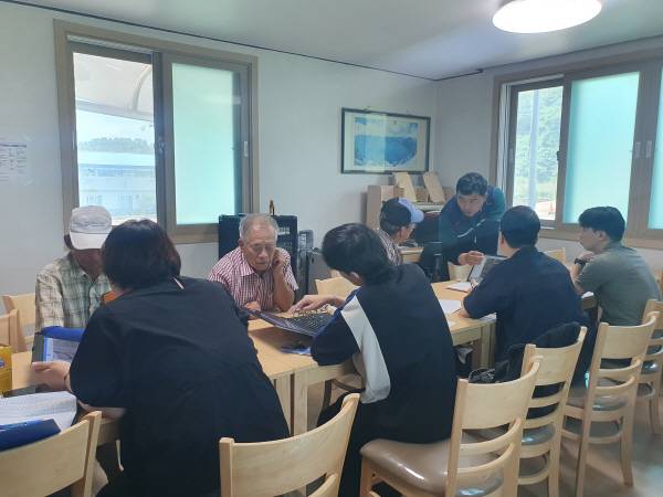 문경시가 2025년도 지적재조사 사업의 일환으로 주민 맞춤형 현장상담실을 운영하며 본격적인 토지 경계 협의에 나섰다.