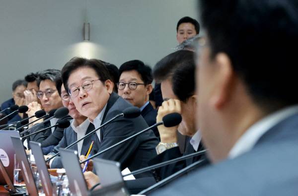 이재명 대통령이 29일 서울 용산 대통령실 청사에서 열린 국무회의에서 국무위원들과 중대재해 근절대책 토론을 하며 김병환 금융위원장의 발언을 듣고 있다.연합