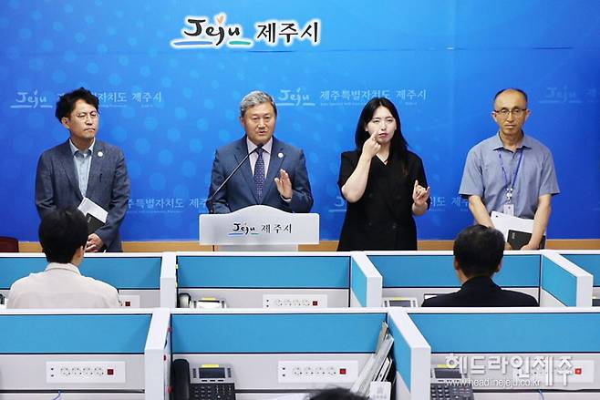 29일 오전 종량제봉투 판매대금 횡령사건과 관련해 사과 입장을 밝히고 있는 김완근 제주시장.