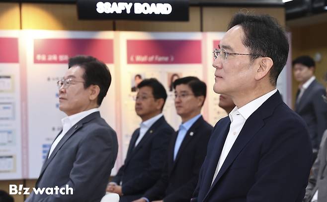 이재명(왼쪽) 대통령(당시 더불어민주당 대표)와 이재용 삼성전자 회장이 지난 3월 20일 오전 서울 강남구 멀티캠퍼스 역삼 SSAFY 서울캠퍼스에서 열린 청년 취업 지원을 위한 현장 간담회에 참석해 있다./사진=이명근 기자 qwe123@