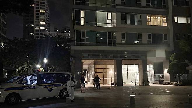 지난 20일 총격 살해 사건이 발생한 인천 송도국제도시 아파트 단지에 경찰 수사관들이 출동해 있는 모습(사진/뉴스1)