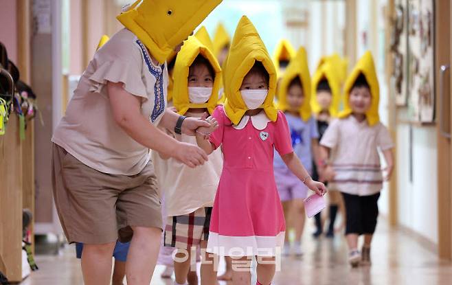 대구 수성구 대구황금유치원에서 원생들이 방재 모자와 마스크를 쓰고 대피 훈련에 참여하고 있다.(사진=뉴시스)