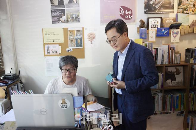 29일 오후 수원시 장안구 광화문서림 서점에서 김동연 경기도지사가 민생회복 소비쿠폰을 받은 지역화폐로 책을 사고 있다.(사진=경기도)