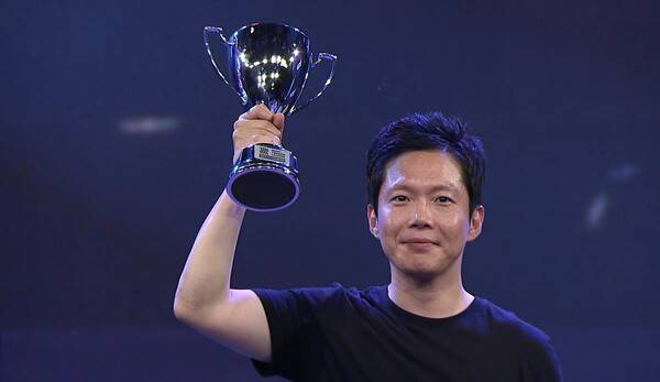 - STL 우승 트로피를 들어 올리는 쿠단스 선수가 EVO 2025에서 어떤 활약을 보여줄까?