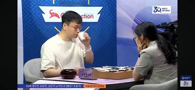 승리를 확인한 후 꿀맛 같은 음료를 마시는 조한승 9단.(사진 바둑TV 캡처)