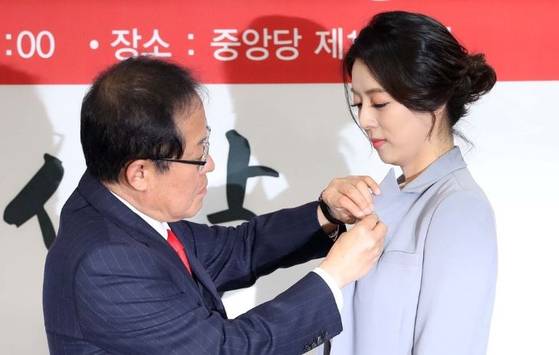 2018년 3월 9일 서울 여의도 자유한국당 당사에서 열린 영입인사 환영식에서 당시 홍준표 대표가 입당한 배현진 전 MBC 앵커에게 태극기 배지를 달아주는 모습. 〈사진=연합뉴스〉