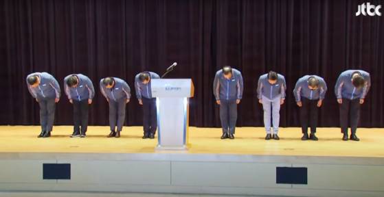 정희민 포스코이앤씨 대표이사와 관계자들이 29일 오후 인천 연수구 송도 사옥에서 기자회견을 열고 연이은 산업재해 사망사고에 대해 책임을 통감하며 사과했다. 〈사진=JTBC 유튜브 라이브〉