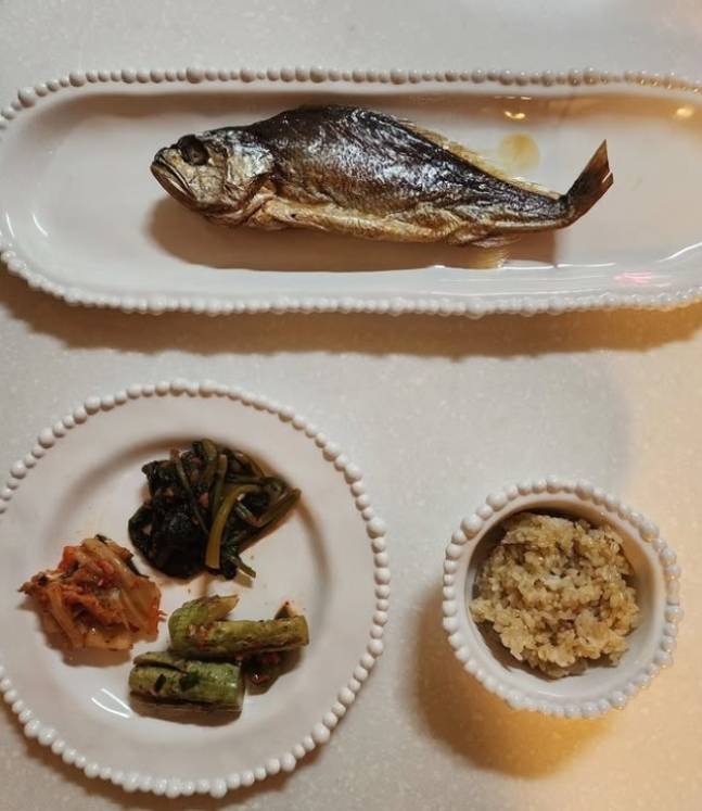 생선과 현미밥, 야채로 구성한 한혜연의 건강한 한 끼. [사진=한혜연 SNS]