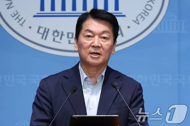 국민의힘 당대표 출마를 선언한 안철수 의원이 28일 오전 서울 여의도 국회 소통관에서 국민의힘 혁신안 관련 기자회견을 하고 있다. 2025.7.28/뉴스1 ⓒ News1 이광호 기자