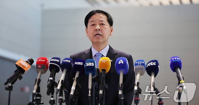 구윤철 경제부총리 겸 기획재정부 장관이 29일 오전 인천국제공항 제2터미널을 통해 미국으로 출국에 앞서 취재진 질문에 답변하고 있다. 구 부총리는 미국이 예고한 상호관세 25% 발효일(8월 1일) 하루 전날인 오는 31일(현지시간) 미국 워싱턴DC에서 스콧 베선트 미 재무장관과 만나 막판 한미 통상 협상 타결에 나선다. 2025.7.29./뉴스1 ⓒ News1 김진환 기자