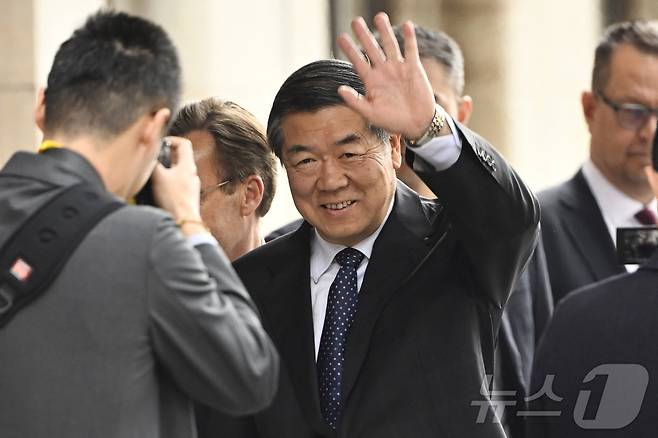 28일(현지시간) 스웨덴 스톡홀름에서 열리는 미국과 중국의 3차 장관급 무역 협상에 참석한 허리펑 중국 국무원 부총리가 협상장에 들어가기 전 손을 흔들고 있다. 2025.07.28 ⓒ AFP=뉴스1 ⓒ News1 김지완 기자