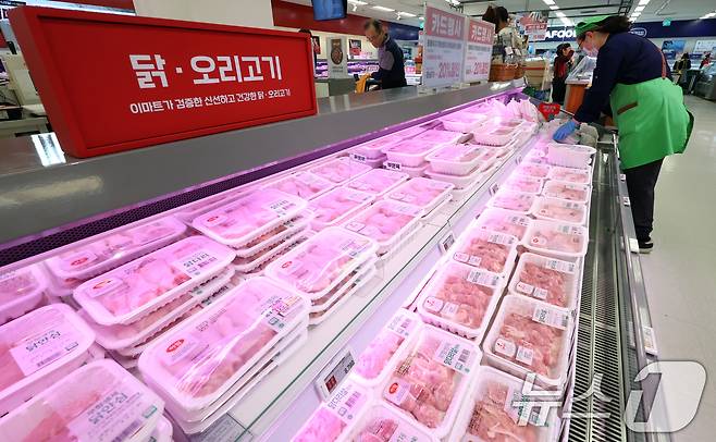 서울 한 대형마트에 닭고기가 진열되어 있는 모습. /뉴스1 ⓒ News1