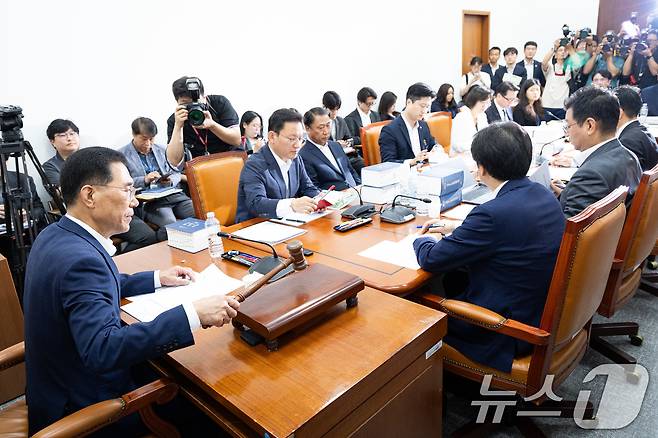 김주영 국회 환경노동위원회 고용노동법안심사소위원장이 전날(28일) 서울 여의도 국회에서 열린 제427회 국회(임시회) 제1차 고용노동법안심사소위원회에서 의사봉을 두드리고 있다. 2025.7.28/뉴스1 ⓒ News1 유승관 기자