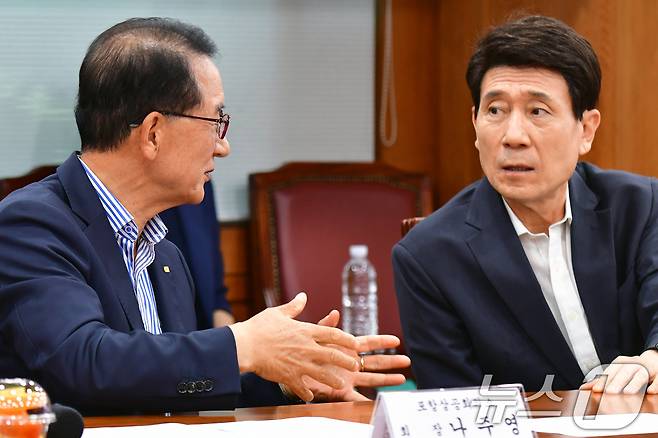 나주영 경북 포항상공회의소 회장(왼쪽)과 이강덕 포항시장이 29일 포항상공회의소에 열린 '지역경제위기극복 대응을 위한 금융기관 긴급 간담회'에서 지역 경제 현안에 대해 얘기하고 있다.2025.7.29/뉴스1 ⓒ News1 최창호 기자