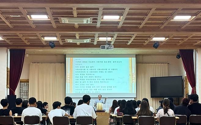 허은선 명창과 해외교포 청소년들의 산공부 현장 / 한국전통문화교육원 제공